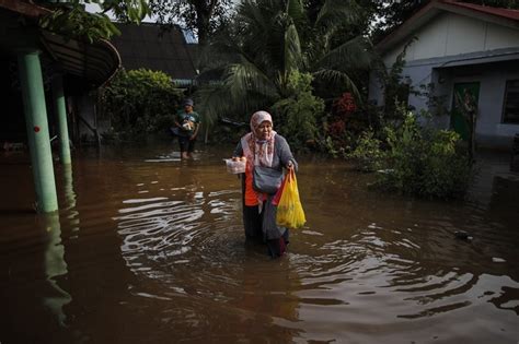 Thousands Evacuated As Flash Floods Hit Malaysia Abs Cbn News