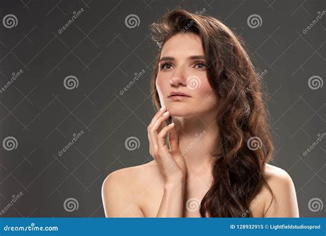 Schöne Nackte Junge Frau Mit Dem Brunette Haar Stockbild Bild von mädchen leute