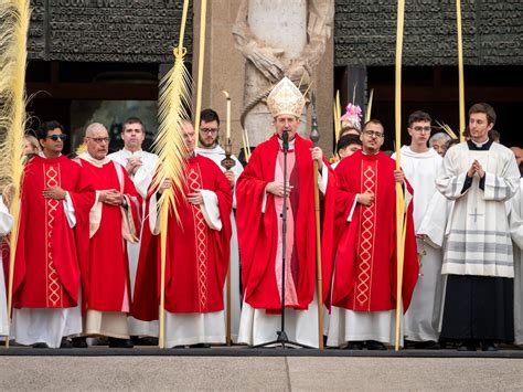 Mons Javier Vilanova Celebra Domingo De Ramos En La Sagrada Familia