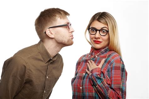 Fille choquée en chemise à carreaux et lunettes ovales qui sortent les