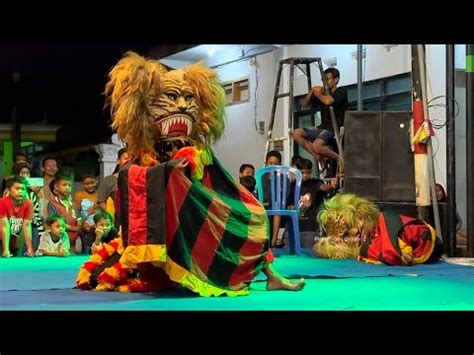 SpektakulerPembarong Kepala Reog Ponorogo Membuat Jathil Ketakutan