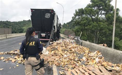 Caminhão de cerveja tomba na BR 116 e carga fica espalhada na pista