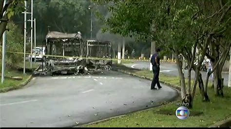 V Deo Nibus S O Incendiados Durante Reintegra O De Terreno Na Zona