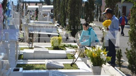 Familias De Orizaba Visitan Las Tumbas De Sus Difuntos