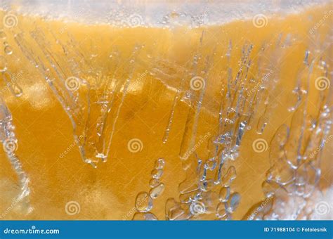 Bolhas Em Um Fim Congelado Da Cerveja Foto De Stock Imagem De Barra