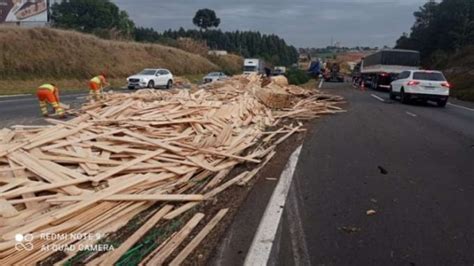 Pr Caminh O Tomba E Espalha Carga De Madeira Na Rodovia