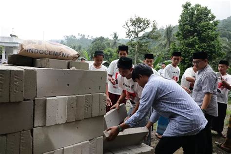 Sukarelawan Santri Ganjar Gotong Royong Renovasi Ruang Belajar Pondok