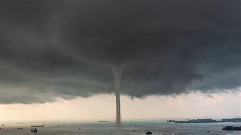 Tornado-Like Waterspout Forms Off Florida Coast - Drivin' & Vibin'