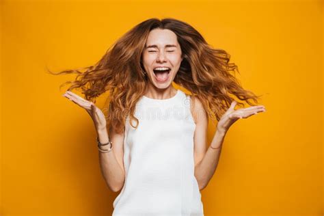 Portrait D Une Jeune Fille Joyeuse Criant Photo Stock Image Du