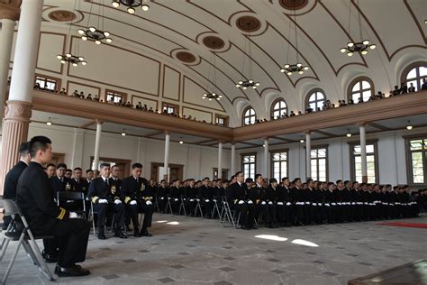 海上自衛隊 幹部候補生学校 On Twitter 入校式の様子をお届けします📸一般大学等出身者（第2課程）の学生は海上幕僚長から自衛官に