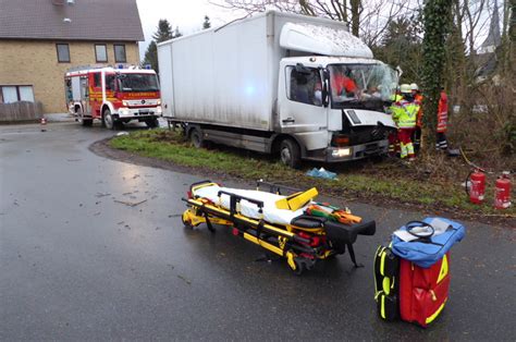 Kollision Zwischen Zwei Lkw Feuerwehr Befreit Eingeklemmten Fahrer