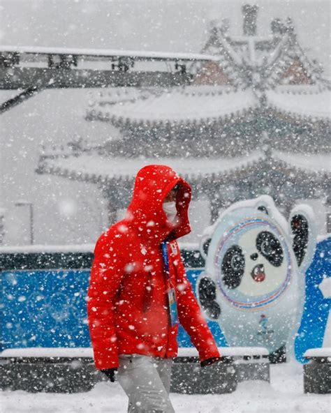 En images la neige perturbe la journée de dimanche aux Jeux Olympiques