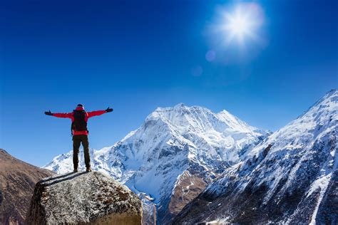 徒步旅行者背包站在山顶欣赏美景图片下载 觅知网