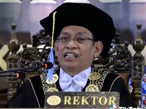 Viral Wisudawan Iseng Berpantun Di Depan Rektor Tak Terduga Malah Dapat Beasiswa S2 Sampai Lulus