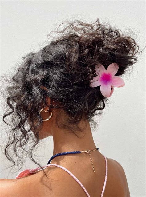 Pin de Helena en The hair | Peinados con pelo rizado, Peinados