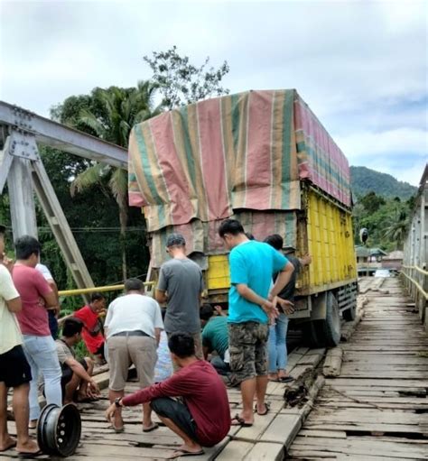 Tampaknya Jembatan Sungai Oyo Nyaris Roboh