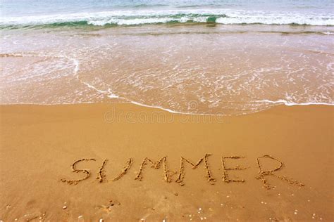 Verão Texto Escrito à Mão Na Areia Em Uma Praia Foto de Stock