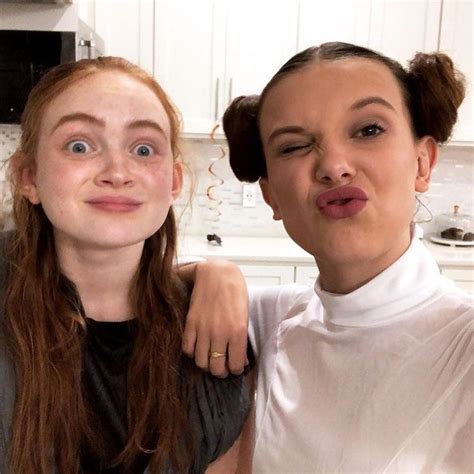 Millie Bobby Brown And Sadie Sink Actrices Millie Bobby Brown Y Sadie