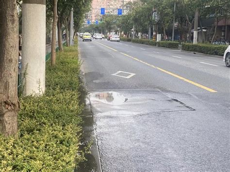 这段道路坑洼积水 车辆驶过容易溅湿路人