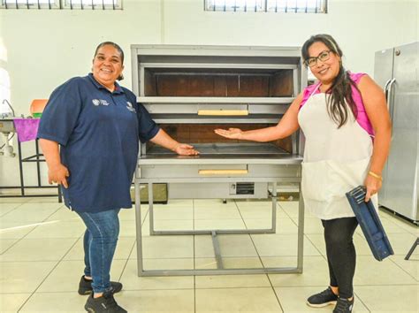 DR MANUEL GÁLVEZ REALIZA ENTREGA DE UNIFORMES A EQUIPOS DE FUTBOL DE