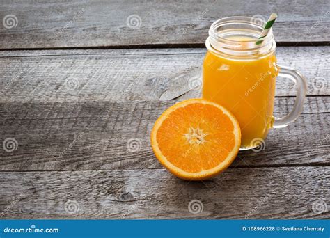 Batido Da Laranja Em Um Frasco De Pedreiro De Vidro A Laranja Da