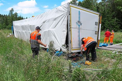 Fotostrecke Horb A N Lkw Kippt Um Stundenlange Bergung Nach Unfall