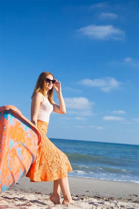 Belle Jeune Fille Rousse Dans La Robe Bleue Parmi Le Flowe De Ressort