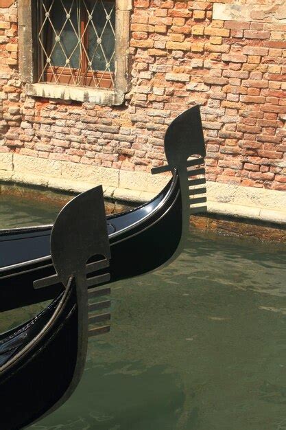 Góndolas tradicionales en venecia italia Foto Premium