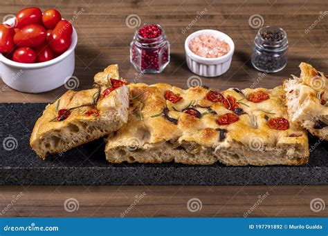 Traditionelle Italienische Focaccia Mit Kirschtomaten Schwarze Oliven