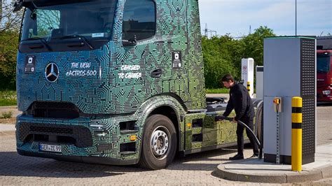 Les Camions Mercedes Benz Testent Avec Succ S La Recharge Des V Hicules