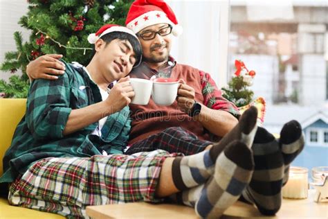 Hombre Gay Asiático Sentado En El Sofá Bebiendo Chocolate Caliente De Bebida Para Celebrar