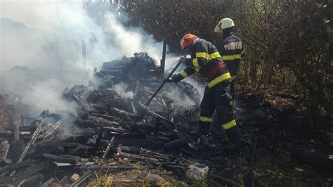 Incendiu în comuna Brebeni Au ars Trei tone de lemne şi o anexă