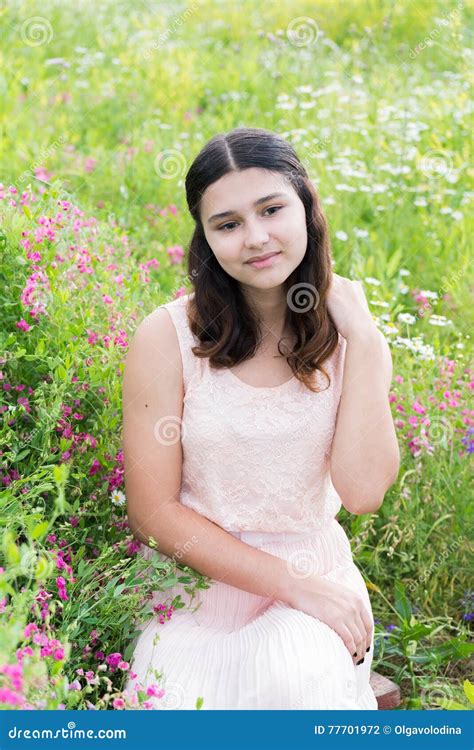 A Menina Bonita Senta Se Ricamente No Prado Foto De Stock Imagem De