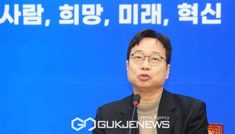 인사말하는 더불어민주당 2호 영입인재 이재성