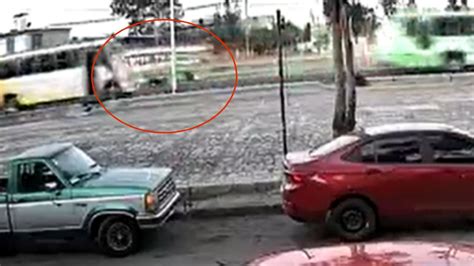 FUERTE VIDEO un camión a toda velocidad atropella a una motociclista