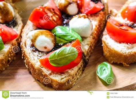 Brindes Do Bruschetta De Caprese Imagem De Stock Imagem De Jantar