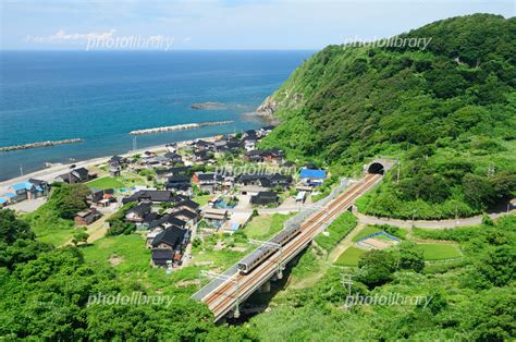 トンネルを抜け真夏の海岸線を走る信越線e129系普通電車 写真素材 5280603 フォトライブラリー Photolibrary