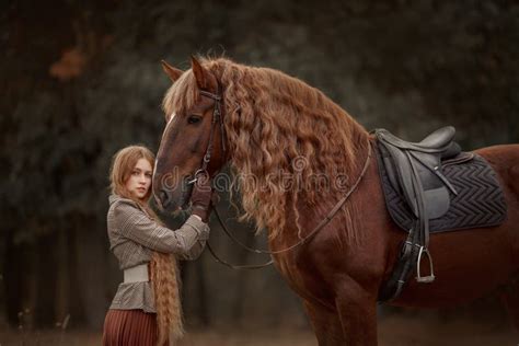 Schöne Langhaarige Blonde Junge Frau in Der Englischen Art Mit Rotem Entwurfspferdirischem