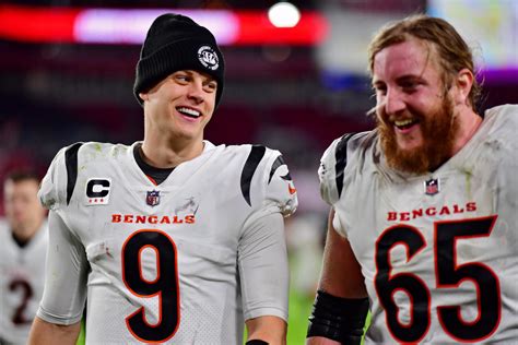 Bengals Ol Alex Cappa Carted To Locker Room After Injury Yahoo Sports