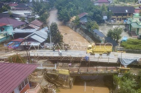 Perbaikan Jembatan Rusak Akibat Banjir Di Kerinci Antara Foto