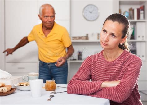 Le P Re Mature Explose La Fille Adulte Photo Stock Image Du D Sesp R Verticale