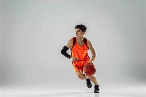 Joven Jugador De Baloncesto Del Equipo Vistiendo Ropa Deportiva