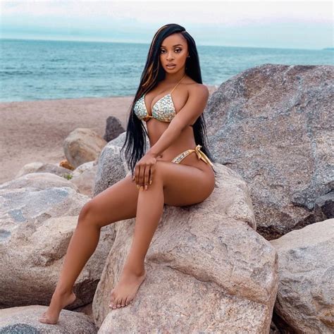 Hot Sexy Megan Clemons Bikini Pics