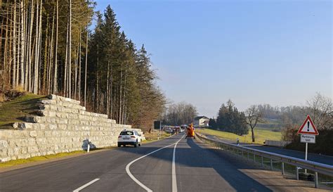 Saaldorf Surheim Schwerer Verkehrsunfall Mit Einer Get Teten Person