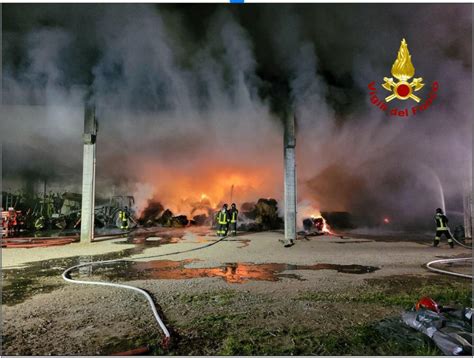 Grande Incendio Di Un Capannone Agricolo A Caramagna P Te Sul Posto