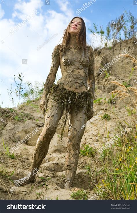 Nude girl mud Stok Fotoğrafı Görseller ve Fotoğraflar Shutterstock
