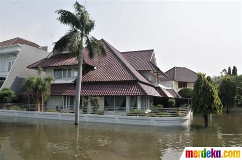 Foto Banjir Rob Rendam Perumahan Pantai Mutiara Akibat Tanggul Jebol