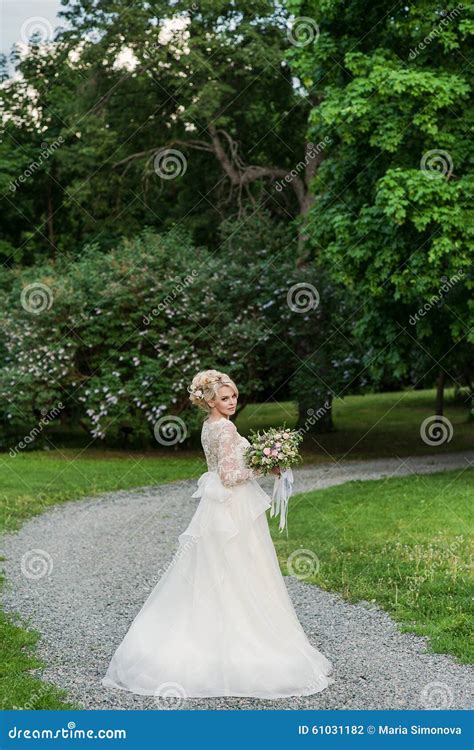 Belle Jeune Mari E Blonde Dans Le Mariage De Whith De Parc Photo Stock Image Du Mod Le Jardin