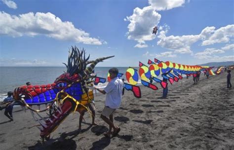 Yuk Datang Ke Pantai Lombang Sumenep Saksikan Lomba Layang Layang Hias