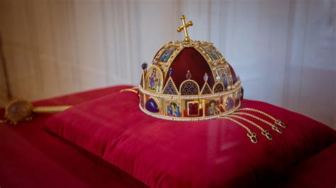 A Szent Korona másolata is megtekinthető a Szent István-teremhez ...